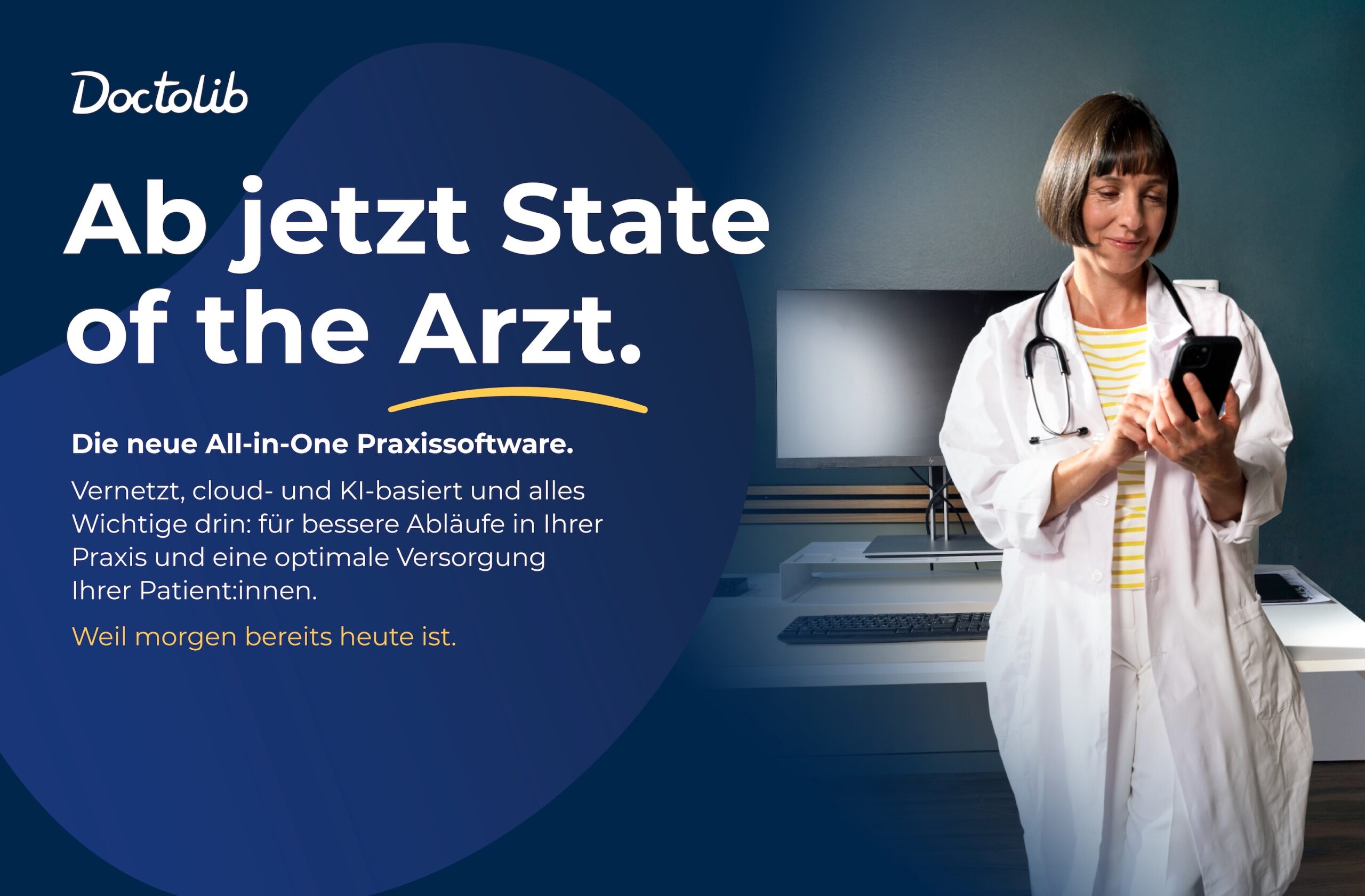Doctolib-Werbemotiv: Slogan „Ab jetzt State of the Arzt.“ links; rechts Ärztin im Kittel mit Stethoskop tippt auf ein Smartphone in moderner Praxis.